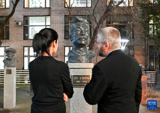 12月5日，在俄罗斯首都莫斯科全俄外国文学国家图书馆，人们驻足观看鲁迅铜像。新华社记者 郝建伟 摄