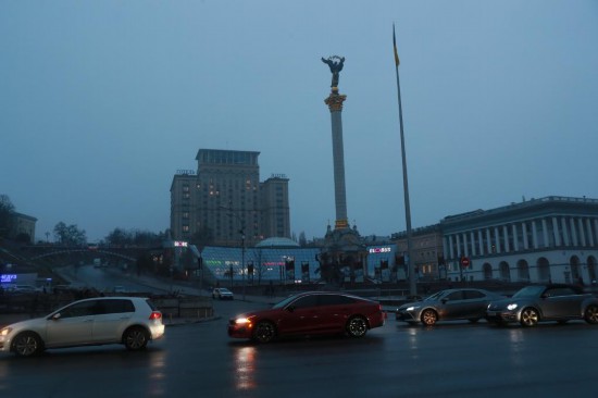 2025年11月20日，乌克兰首都基辅主要街道的照明设施出现大面积停电，车辆在暮色中驶过独立广场。新华社记者李东旭摄