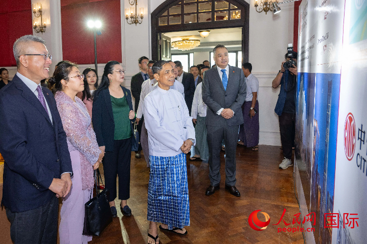 嘉宾共同参观中信在缅公益十周年主题展览。人民网记者 谢佳君摄