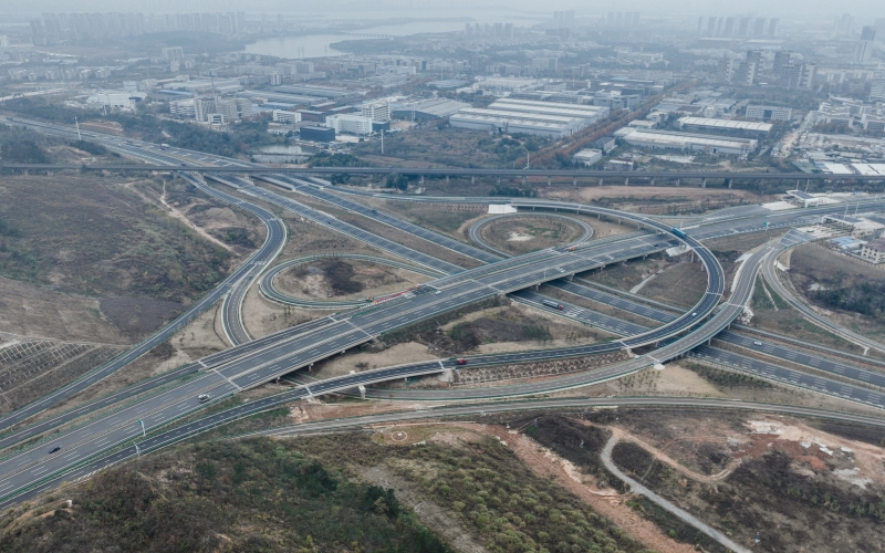 武汉绕城高速凤凰山、新力两座收费站正式开通运营。谌毅摄