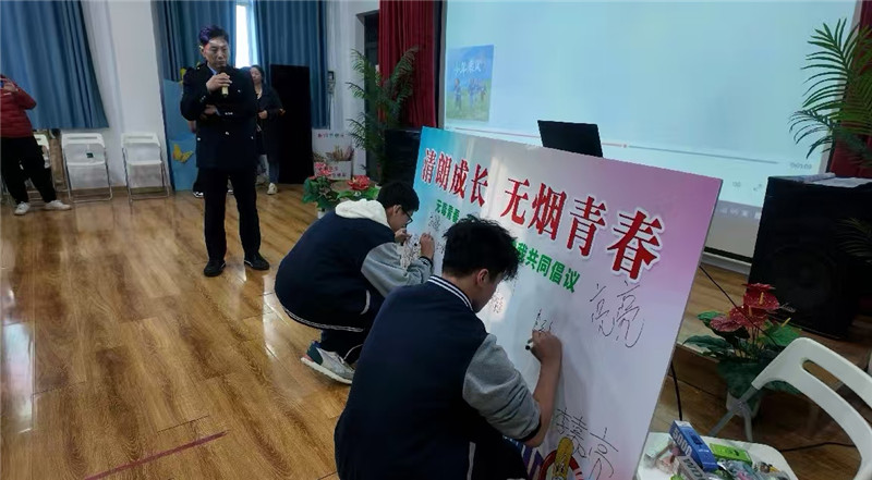 在承诺板上郑重签名