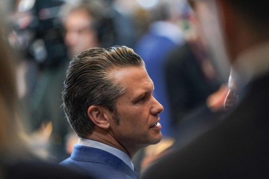 2月13日，在比利时布鲁塞尔，美国国防部长赫格塞思在会议现场。新华社记者彭子洋摄