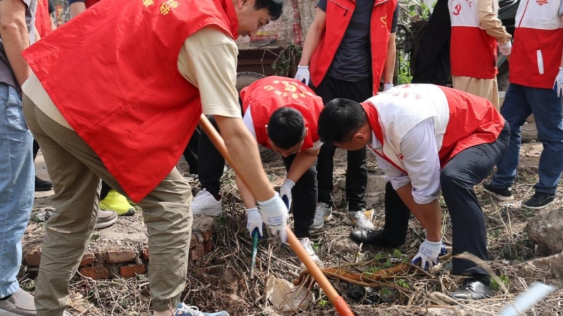 洪湖市局志愿者参与义务植树活动。