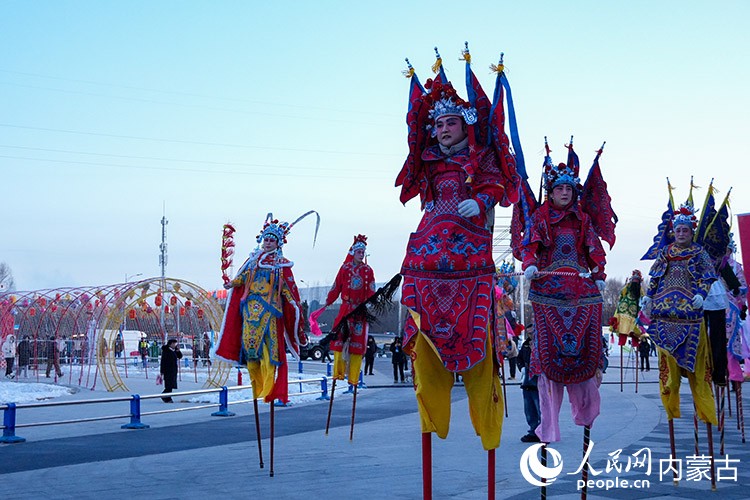 活动现场踩高跷表演。实习生 牛佳摄