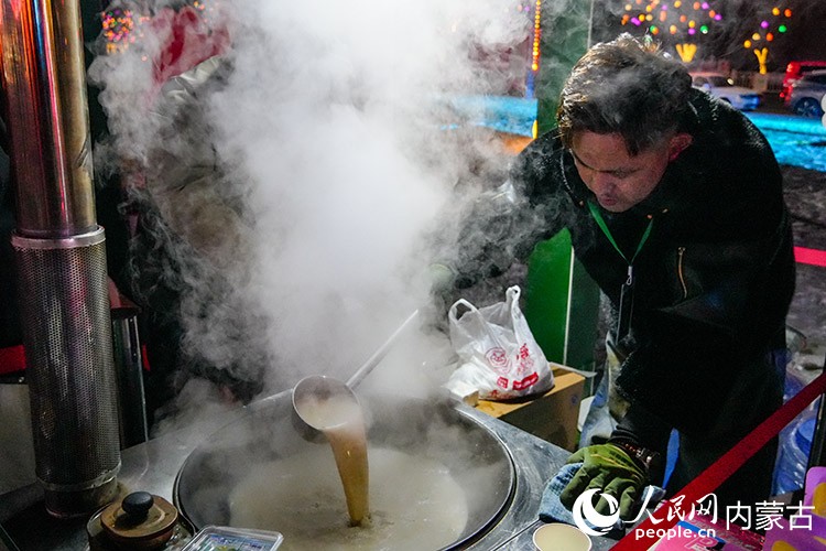 年货集市免费提供的大锅奶茶。实习生 牛佳摄