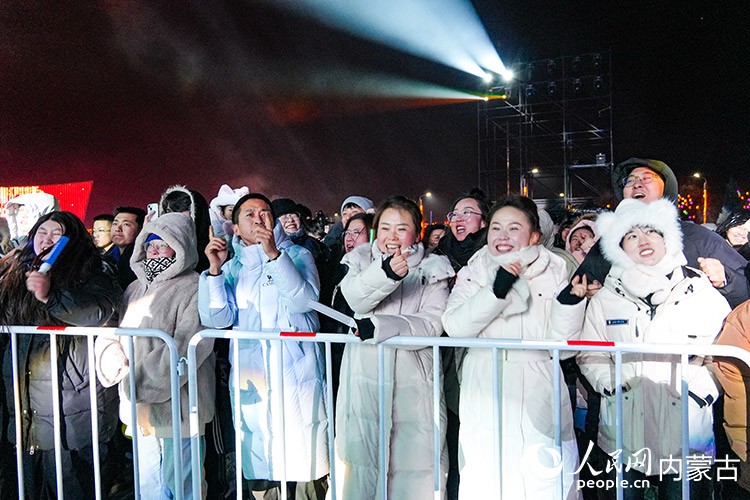 音乐嘉年华现场观众反响热烈，激情热舞。实习生 牛佳摄