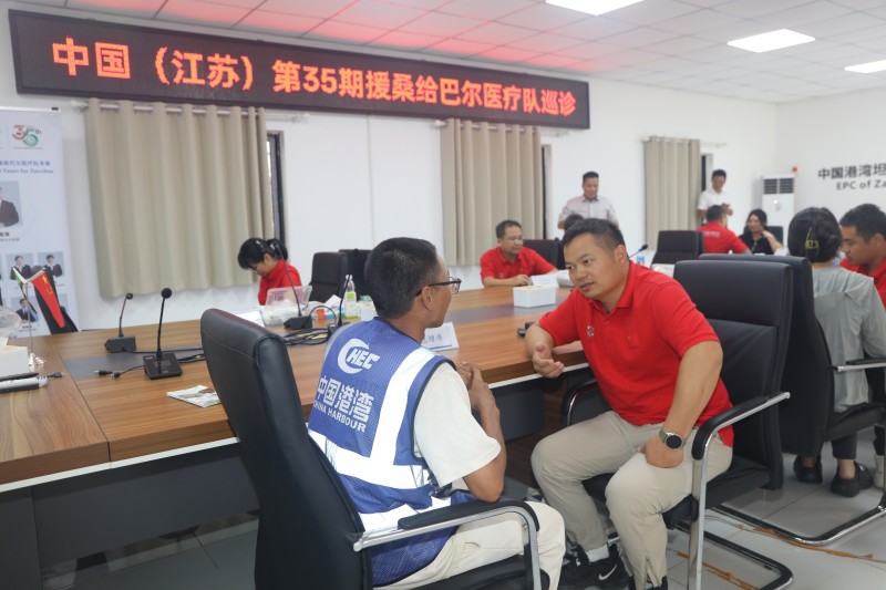 包增涛队长与中企建设者交流。 中国援桑医疗队供图