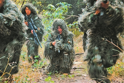 二级上士陈龙伟（中）正在指挥侦察小组渗透行动。巴望南摄