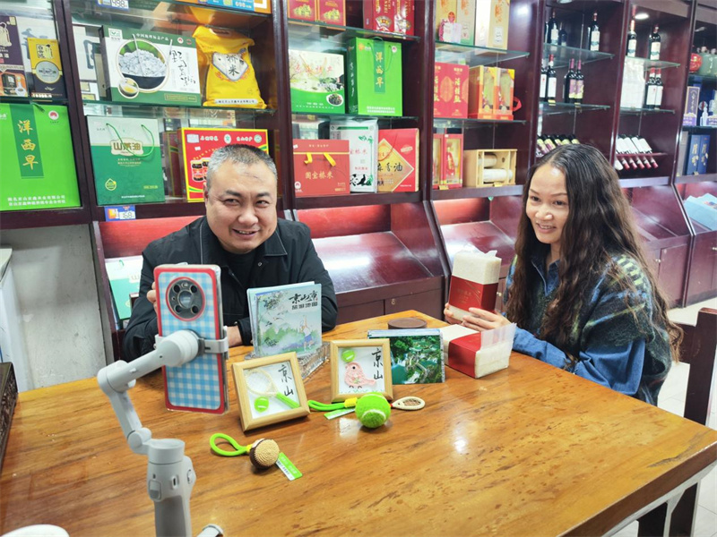 客户经理协助零售户直播讲解京山特产
