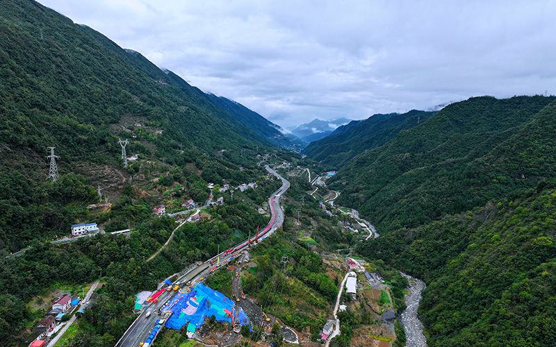 沪渝高速滑坡路段全景。