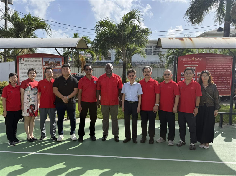 当地时间12月14日，援圭亚那中国医疗队在位于圭首都乔治敦的驻地举办“开放日”活动，圭亚那总理马克·菲利普斯（中）、中国驻圭亚那大使馆临时代办黄瑞（右五）等出席并致辞。 第21批援圭亚那中国医疗队供图