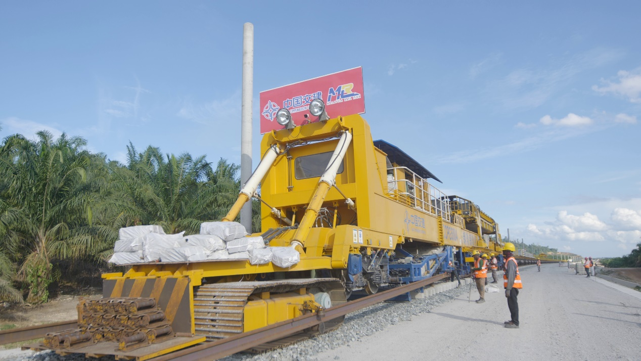 图为马东铁十分部的CCPG-500A长轨直铺机正在进行铺轨作业。受访者供图