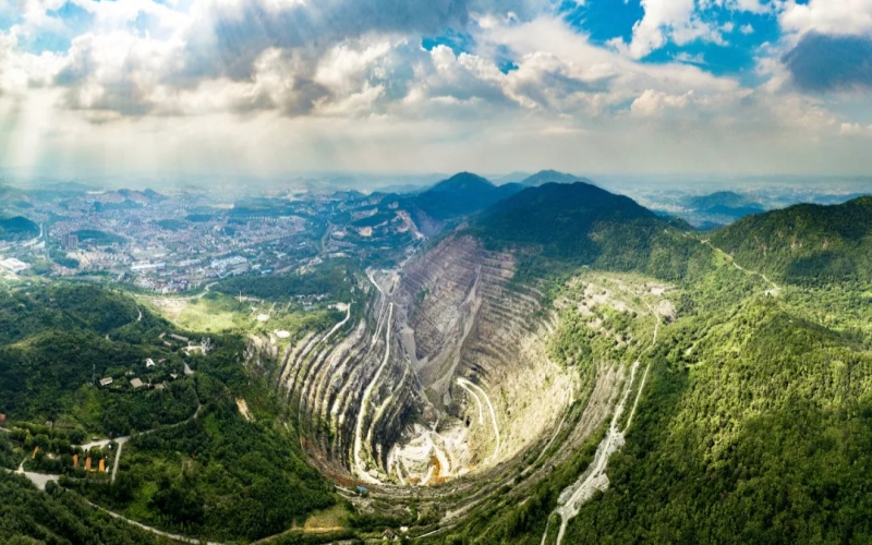 黄石国家矿山公园“亚洲第一天坑”。何戈摄