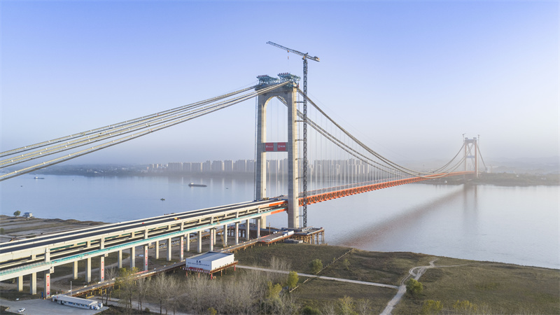 燕矶长江大桥顺利合龙