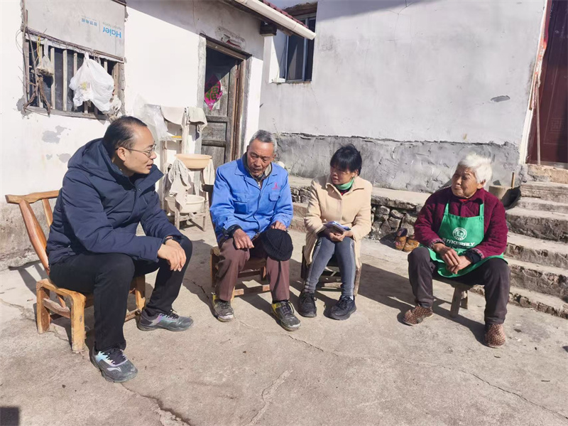 驻村工作队上门搜集群众需求。江远清摄