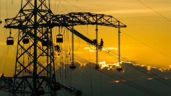 工程人员在高空中开展紧线作业。（南方电网供图）