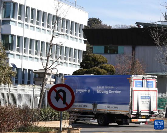 12月22日,在韩国首尔,一辆搬运车辆驶入青瓦台附近办公区域。新华社记者 姚琪琳 摄