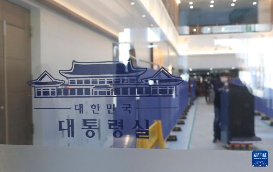 12月22日,在韩国首尔,工作人员在龙山总统府搬运办公用品。新华社记者 姚琪琳 摄