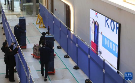 12月22日,在韩国首尔,工作人员在龙山总统府搬运办公用品。新华社记者 姚琪琳 摄