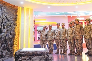 第81集团军某旅“松骨峰特功连”组织官兵参观连史馆（资料照片）。何鹏刚摄