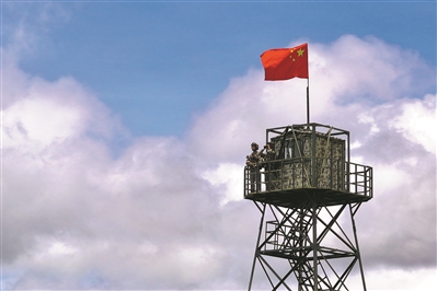 西南边陲，五星红旗飘扬在执勤哨楼上
