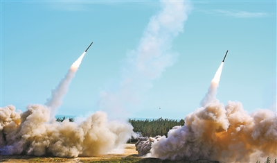 陆军某旅远程火箭炮分队对台岛南部相关海域实施远程火力突击。本报记者  穆瑞林摄