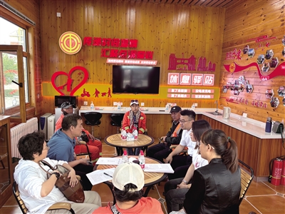 在工会驿站，环卫工人等户外劳动者进行座谈交流。