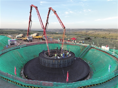 在新能源领域劳动竞赛中，产业工人奋战在库布其沙漠基地鄂尔多斯新能源120万千瓦风电项目现场。