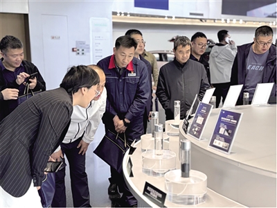 内蒙古自治区总工会组织工匠人才深入企业现场教学。