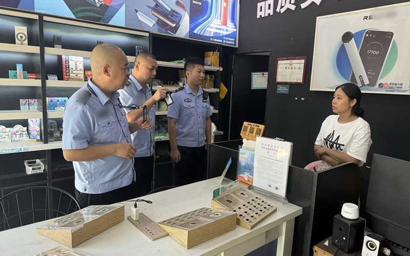 专卖执法人员联合当地公安部门为辖区零售户“送法入店”。