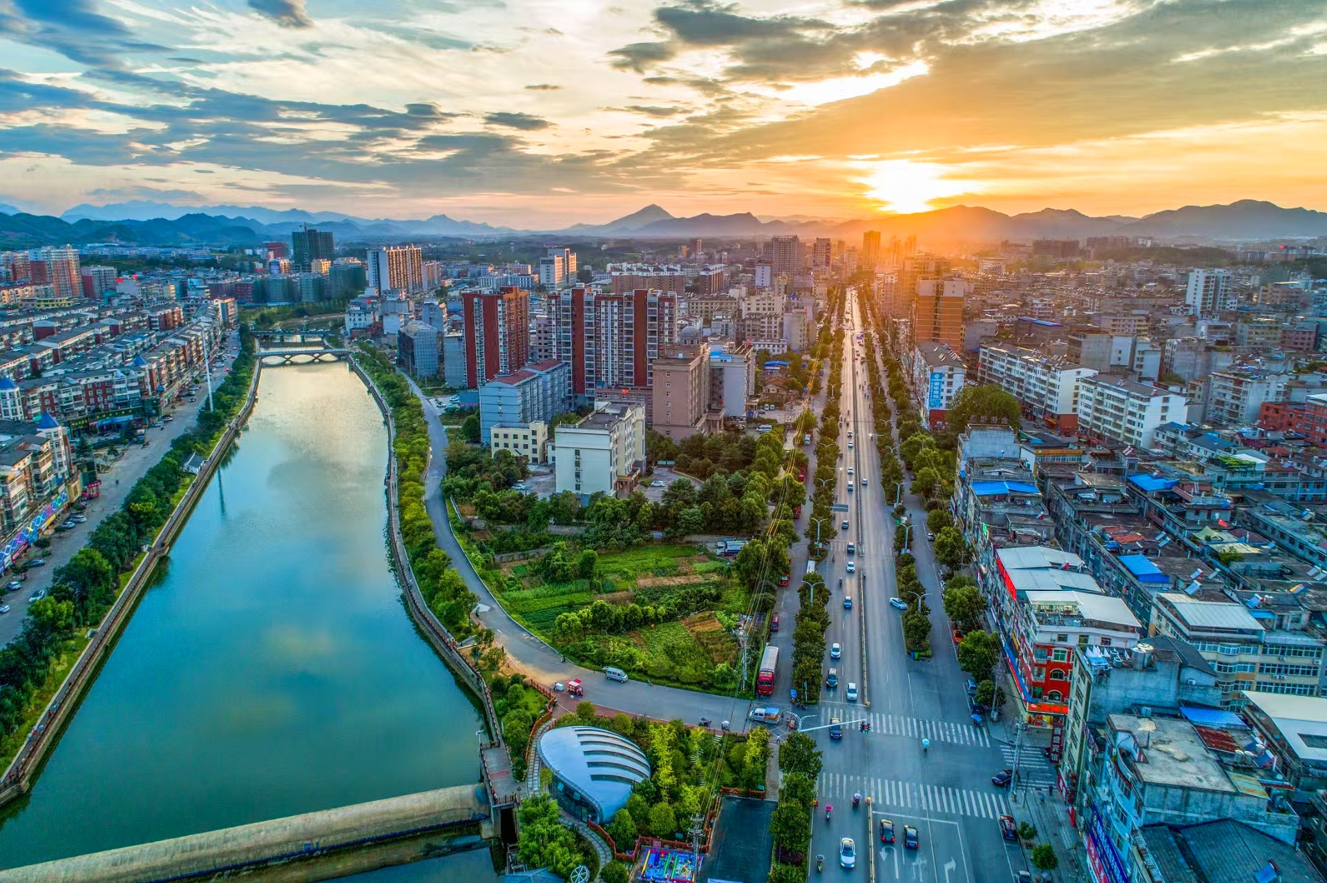 山水相融的县城。唐成摄