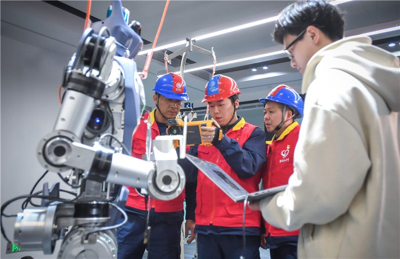 武汉格篮若智能技术股份有限公司内,国网武汉供电公司工作人员现场服务,为企业研制人形机器人提供保障