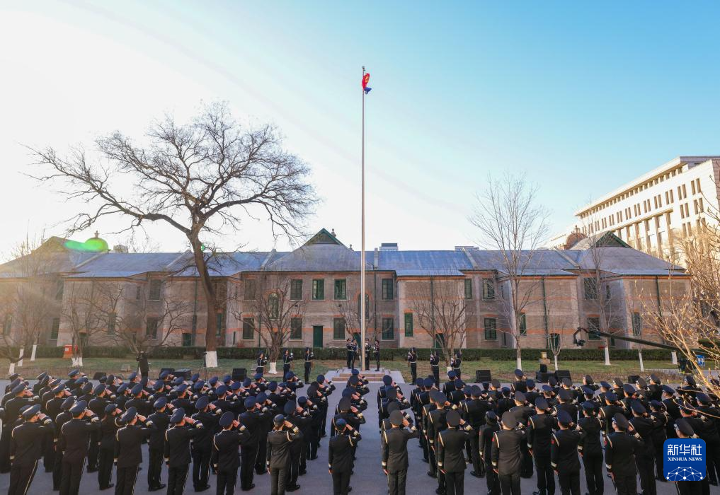 1月10日,公安部举行升警旗仪式,庆祝第六个中国人民警察节。200余名代表整齐列队,向警旗敬礼,高唱《中国人民警察警歌》,并重温公安机关人民警察誓词。新华社记者 殷刚 摄