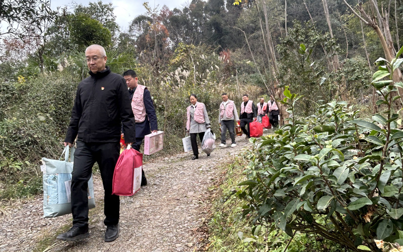 体彩党员开展慰问困难群众“微光行动”。