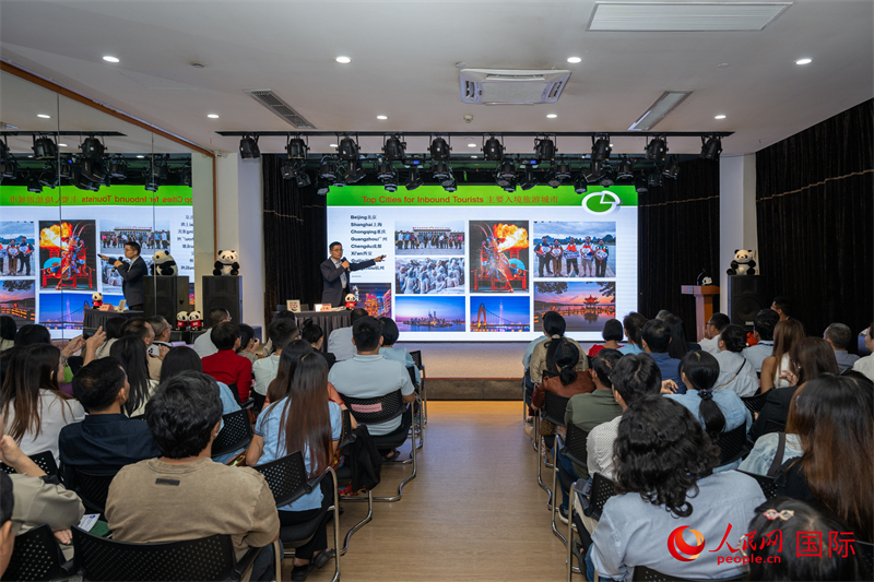 图一：中国驻缅甸大使馆李千国参赞介绍赴华旅游主要入境城市。人民网记者 谢佳君摄