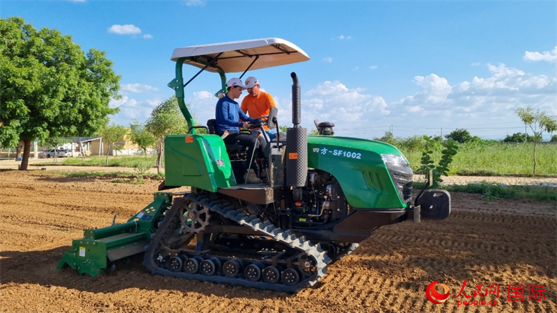 在巴西北里奥格兰德州小镇阿波迪，当地两位农民在农场采用中国履带式拖拉机带旋耕机作业。人民网 迪奥任塞·诺夫雷加摄