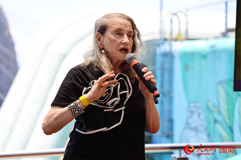 第二期项目参展艺术家、巴西当代艺术家安娜·贝拉·盖格尔在启动仪式上阐释创作理念。人民网实习生 侯天泽摄