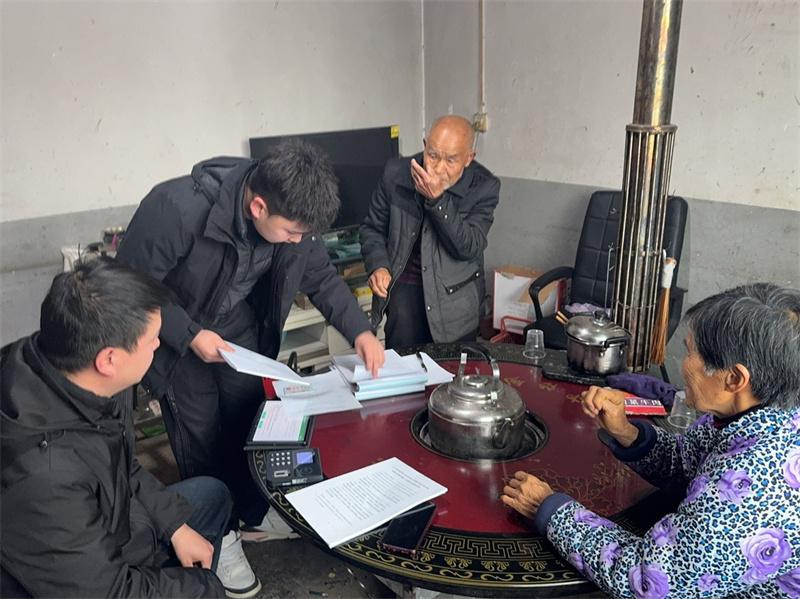 携手银行工作人员入户开展金融服务