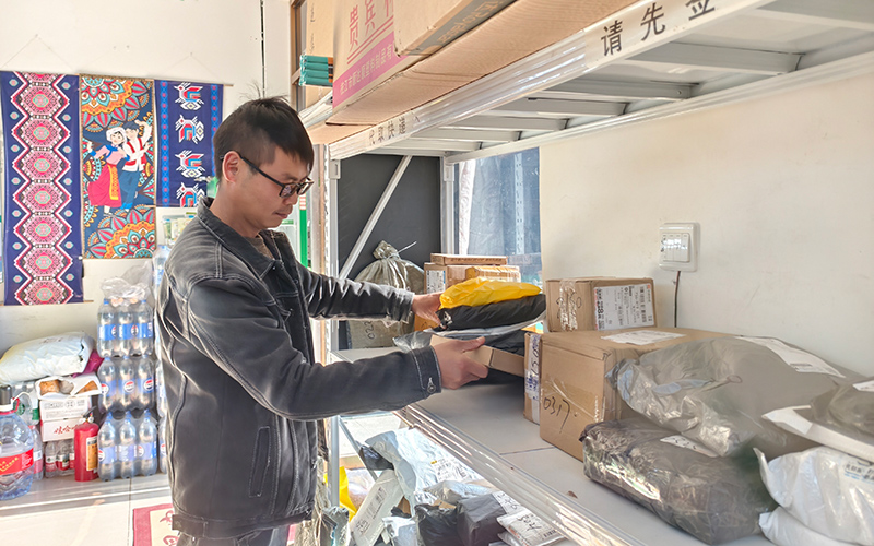 店主整理快递货架。