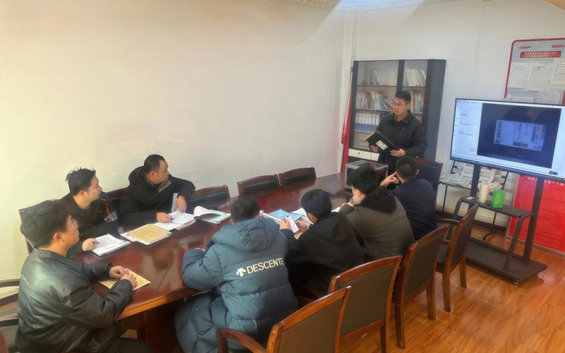 “火眼金睛”创客小组展示物流寄递案件条码识别系统。