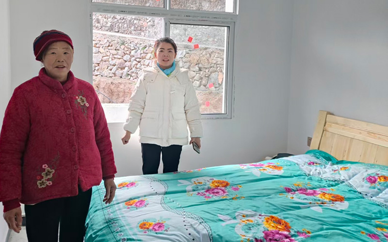 绞肠关村党支部书记金明红在操家院避险安置点程仁秀家查看生活情况。 郧宣文摄