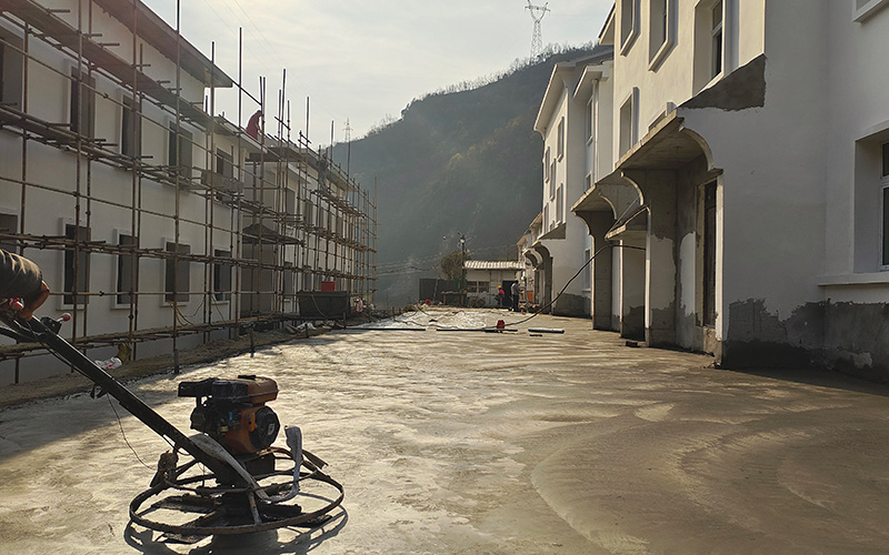 绞肠关村操家院避险安置点建设场景。 徐光意摄