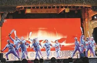 演员在活动中表演自创剧目。杨仁帮摄