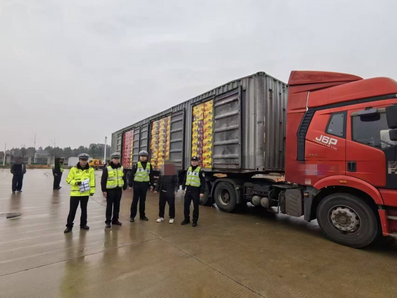 交警查获非法运输烟花爆竹车辆。
