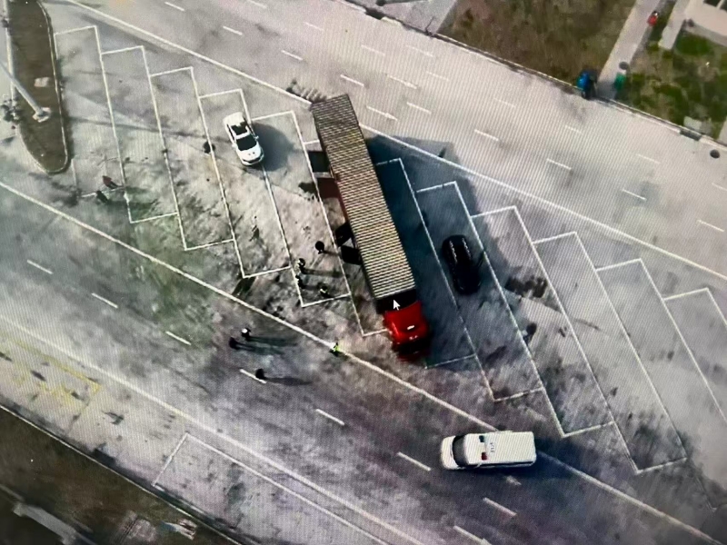 交警运用无人机在服务区巡逻。