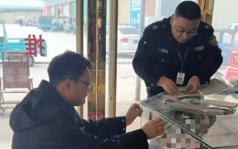 专卖执法人员为零售户张贴专卖监管二维码。