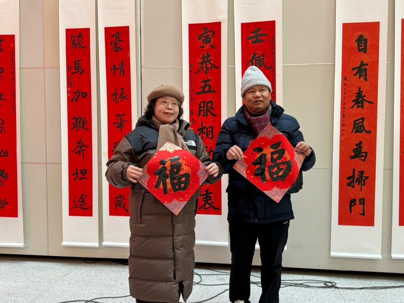 湖北省图现场“送福”。