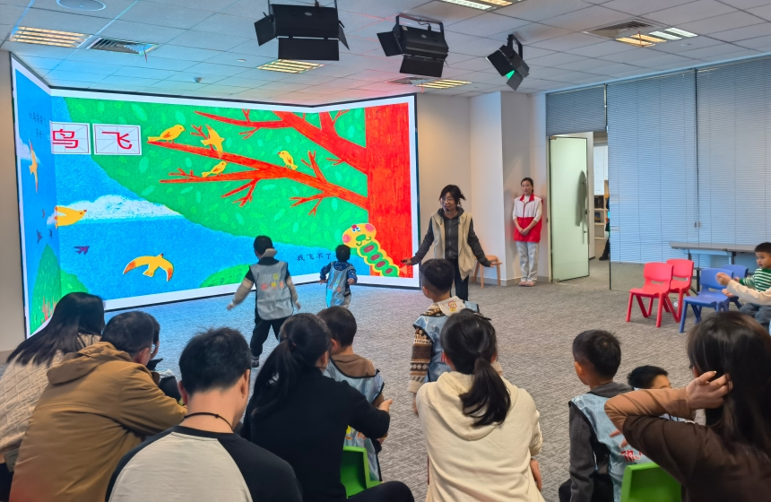 “星星的孩子”观看《疯狂动物城》片段。