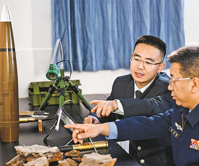 任利兵（左）在工作中。余红春摄