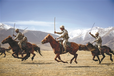 玉树独立骑兵连组织骑术课目训练。文 明摄